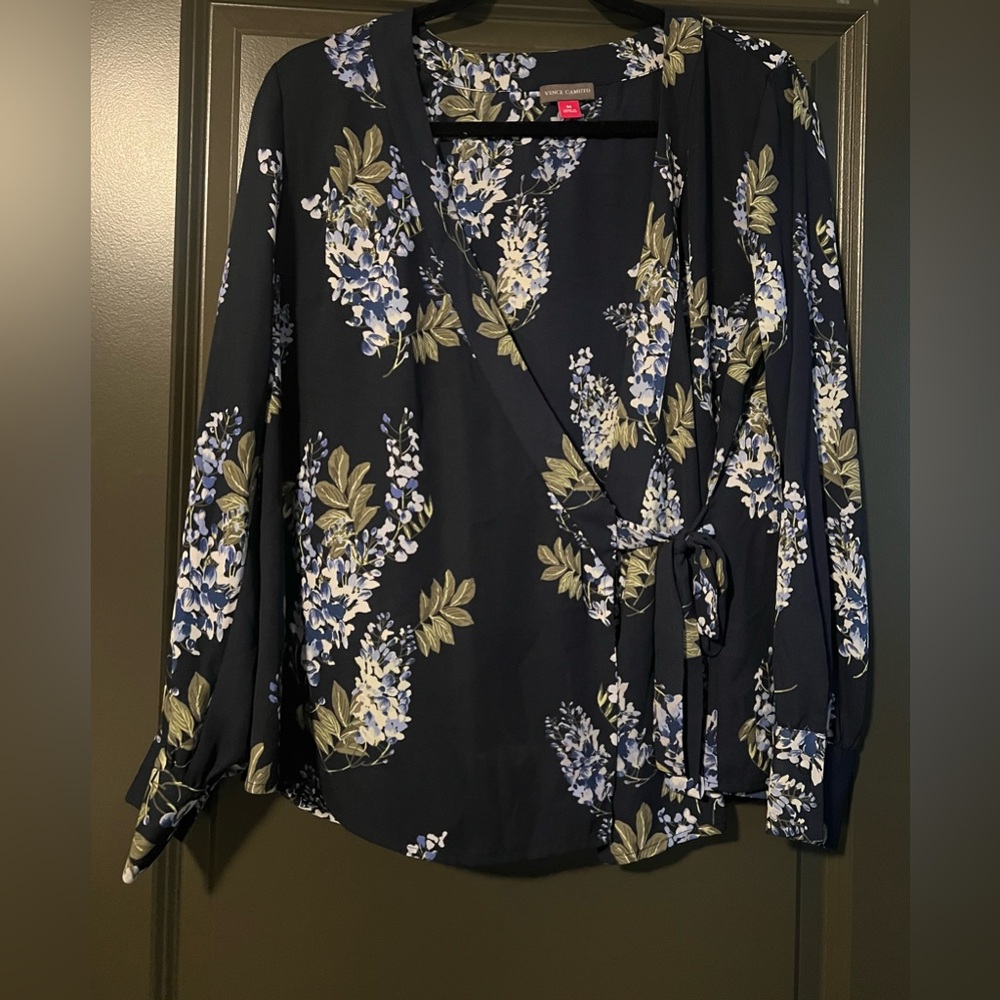 NWOT Vince Camuto Hydrangea Floral Blouse Size M